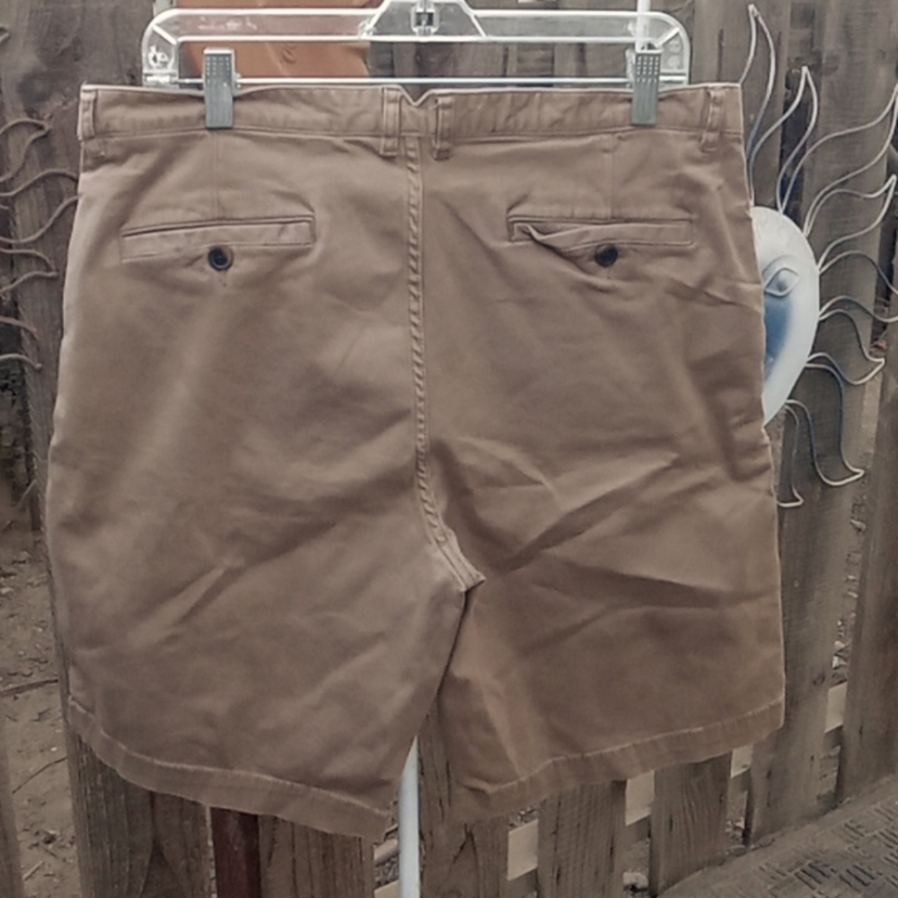 Men's Tan shorts size 34 good condition, very good stretch. Brand.Jachs
